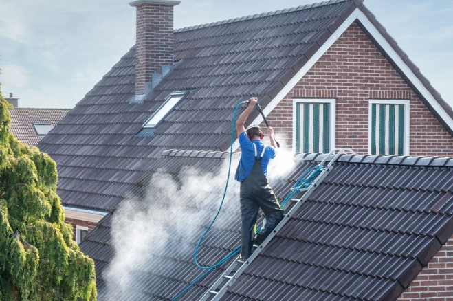 5 Reasons Why You Should Have Your Roof Professionally Cleaned